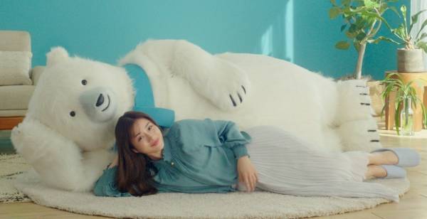 石原さとみ、白くまくんとゴロゴロ「ずっと触らせてもらってました」