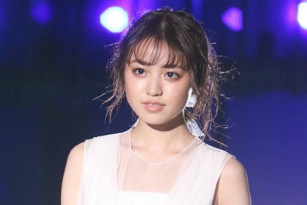 野々村真の娘・香音、白ワンピで美背中披露　可愛さと美しさで魅了