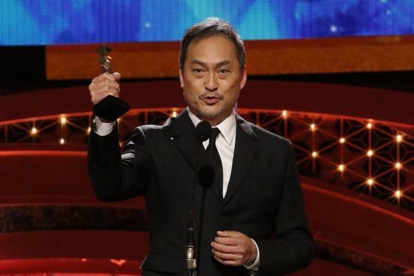 渡辺謙、最優秀助演男優賞でブロンズ掲げ「福島のみなさん! 獲りました」