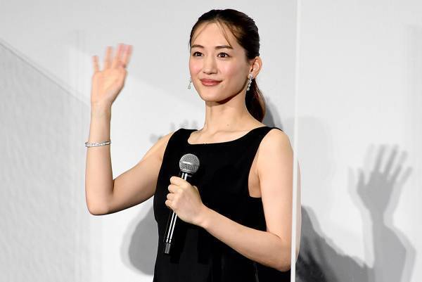 綾瀬はるか、肩＆背中出し大胆美麗ドレス姿! 西島秀俊のコメント泥棒疑惑も弁解