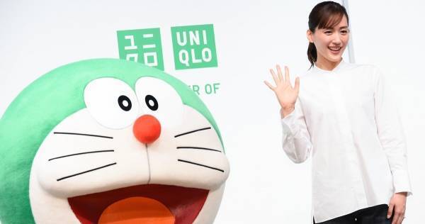 綾瀬はるか、“緑色のドラえもん”と対面　2人のやりとりに会場ほっこり