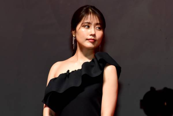 有村架純、片肌脱ぎ＆美背中のパンツドレスで魅了! 剣心への気持ちは「自然と」