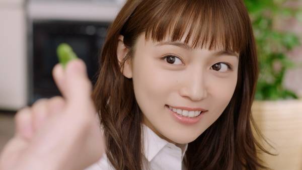 川口春奈が“妻”役に　夫を上目遣いで見つめ…仲良しおうち時間