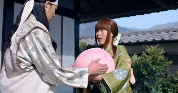 有村かぐや姫、洗濯中に大きな桃を拾う「もしかして、どんぶらこ?」