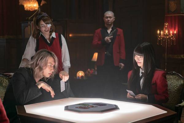 浜辺美波＆藤井流星が緊迫ギャンブル、高杉真宙が顔芸…『映画 賭ケグルイ』写真7連発