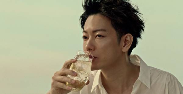 佐藤健、優しい微笑みにドキッ　ウイスキー楽しむ“オトナ”な新CM