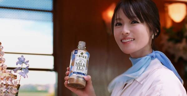 深田恭子「出会っちゃった…」英国風の列車旅を楽しむ新CM