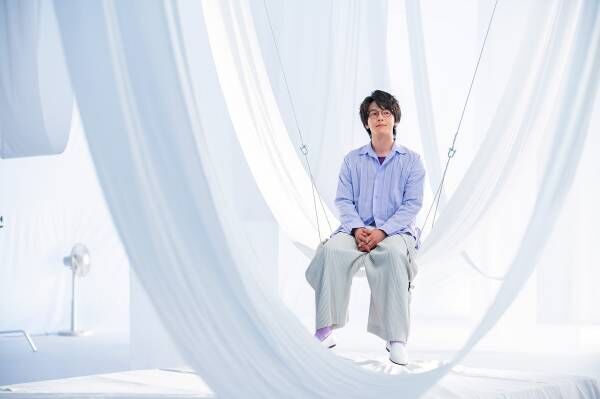 ルマンド男子・中村倫也、不思議な空間の新CM撮影に「布、高いんだろうなぁ」