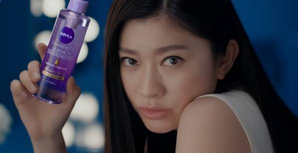 篠原涼子、美肌披露＆挑発的な視線で「満たされない…」アネゴ感全開CM