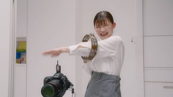 伊藤沙莉、子供を笑顔にすべく奮闘! 激しいタンバリン演奏にも挑戦【動画あり】