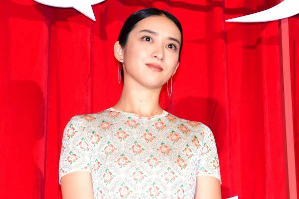 武井咲、スレンダーボディ際立つドレスで抜群の透明感! 『るろ剣』薫を演じて「幸せ」