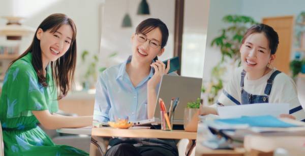 綾瀬はるか、ワンピースやメガネ、飼い猫とたわむれる姿…1人3役演じる