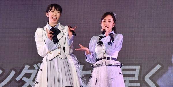 第1子妊娠の板野友美、峯岸みなみ卒コンに登場! 赤ちゃんも「元気でちゅ～」
