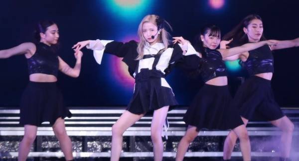 IZ*ONE活動終了の本田仁美、AKB48チーム8公演に登場「ただいま～!」