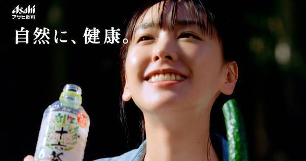 新垣結衣、少年に「隣のお兄さんに会ってない?」中村倫也と意識し合う新CM