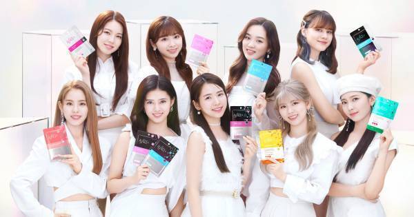 NiziU、新CMで「潤いのある愛され素肌」を表現　清楚で大人っぽい姿も