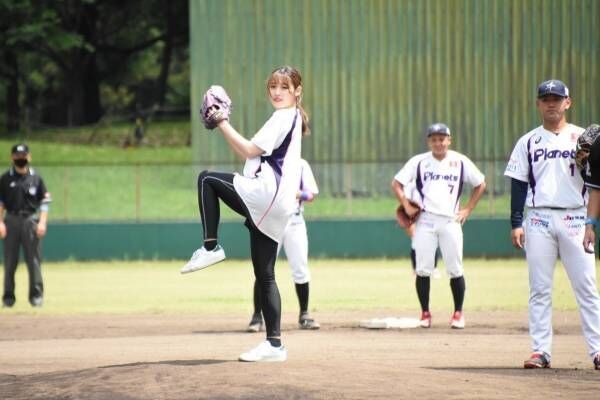“令和のグラビアクイーン”石田桃香、初始球式でノーバン投球「届いて良かった」