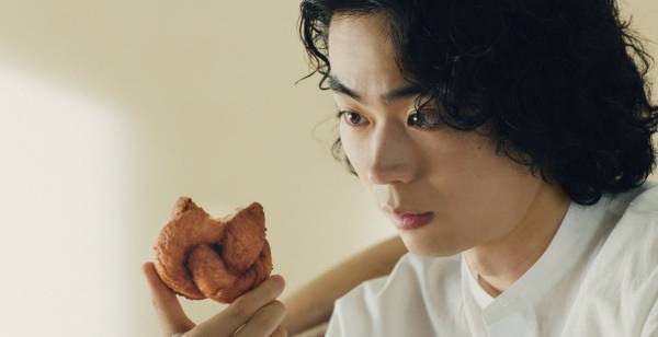 菅田将暉「むぎゅ? 」ドーナツを見つめる表情にキュン　ミスドの新CM