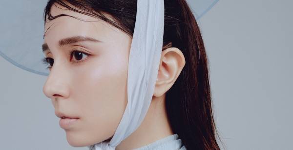 May J.、“誹謗中傷”テーマの新曲「Can't Breathe」リリックビデオ公開