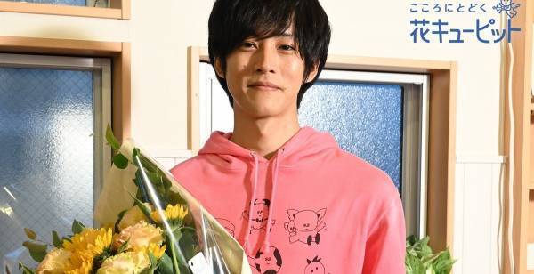 松坂桃李の“母の日”サプライズに親子ファン感激「こんなに大きな花束を…」