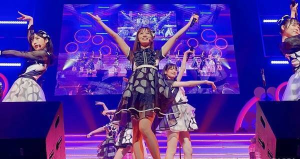 鈴木亜美、AKB48公演でセンター　圧巻パフォーマンスに反響「凄すぎる」