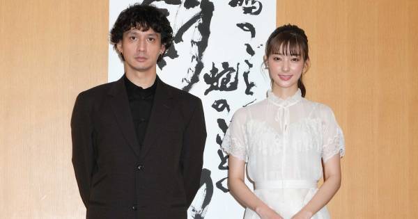 宮本茉由「初主演なので」『斜陽』会見に純白ワンピース姿で登場