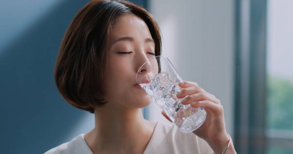 上戸彩、スタイル良さ際立つ白ワンピース　新CMの現場は「新鮮な感じ」