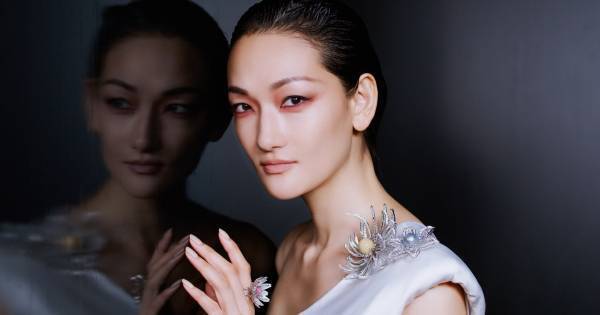 冨永愛、“日本の美”描いたジュエリーをまといコレクションの世界観を表現