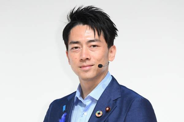 小泉進次郎大臣、学校スタイルは「久しぶり」 公開講座で熱血生徒に変身