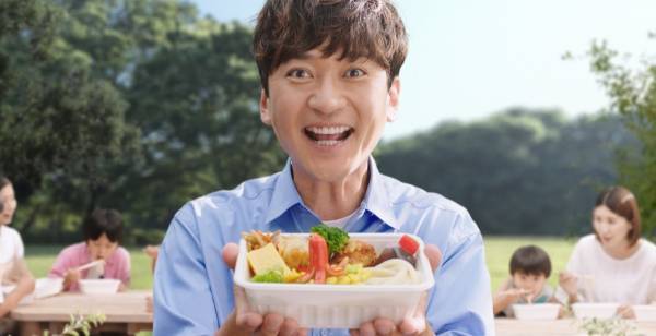 TOKIO、出演CMの机と椅子を手作り「僕らの良さは“手を働かせること”」