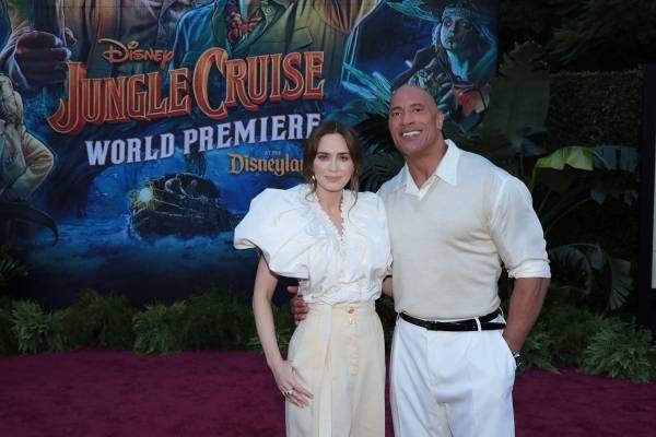 ドウェイン・ジョンソン＆エミリー・ブラント、米ディズニーランド登場にファン歓喜