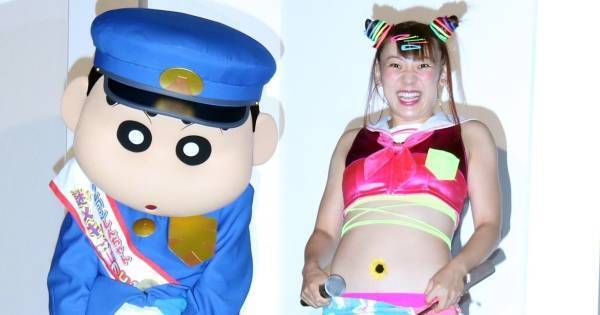 フワちゃん、おへそに“ひまわり”詰めて夏らしさ全開「見て見て～!」