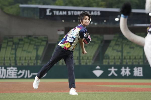 藤原竜也、役者になり「人生を間違えた」!? 憧れの地で初の投球
