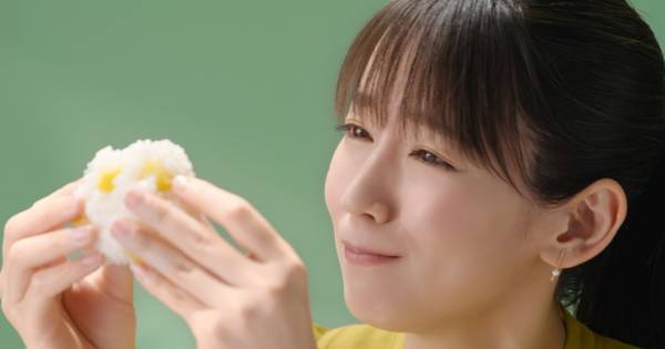 吉岡里帆、お茶とおにぎりの組み合わせに恍惚とした表情「合いますな」
