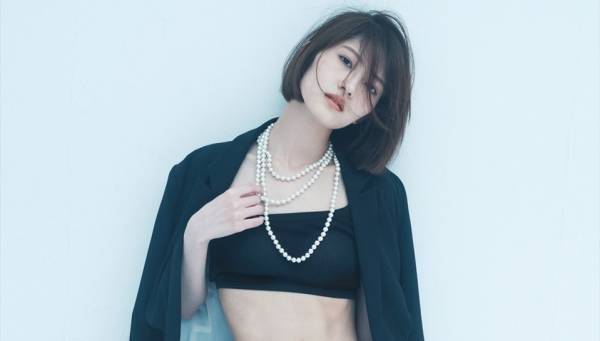 若月佑美の美尻にドキッ! 鍛え上げた美腹筋も披露