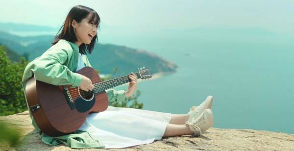 掛橋沙耶香、CMでのギター弾き語りに初挑戦　地元・岡山で美声響かせる