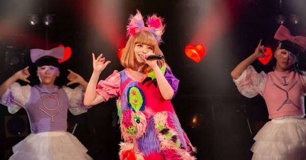 きゃりー、初期メイク&衣装を披露　“歌える機会”に感謝「嬉しかった」