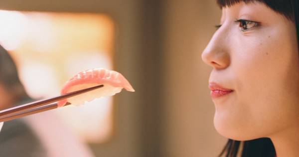 川口春奈、中とろのおいしさに驚きの表情…心の声が漏れる「はまい」