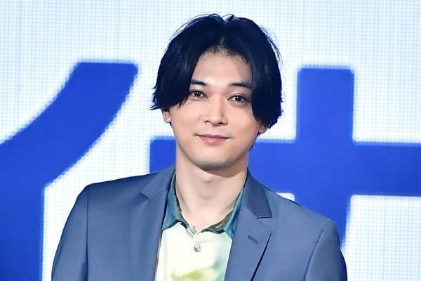 吉沢亮、2年ぶりTGCで点灯式　無観客の会場をXR技術でブルーに染める