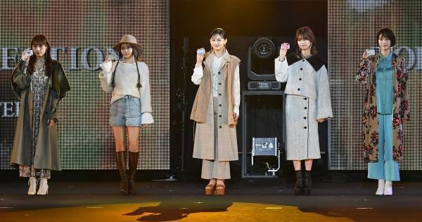 櫻坂46、渡邉理佐・小林由依・山崎天ら5人が秋冬コーデでランウェイ