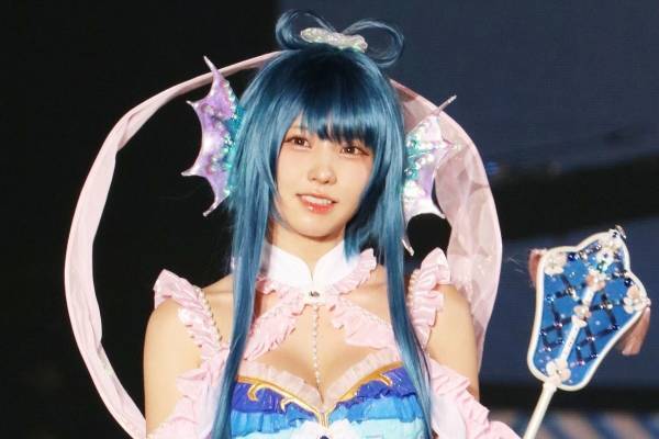 えなこ、胸元セクシーな天女風衣装で会場魅了