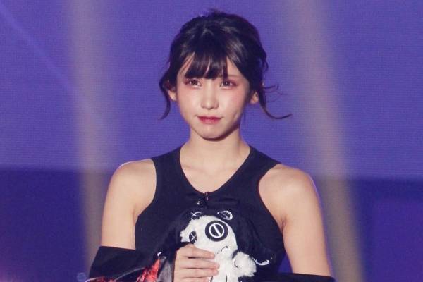 えなこ、肩出し衣装で肌見せ　ぬいぐるみを手にキュートな表情も