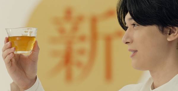 吉沢亮「あぁ…」と感嘆の声もらし目をパチパチ　美しい横顔見せる新CM