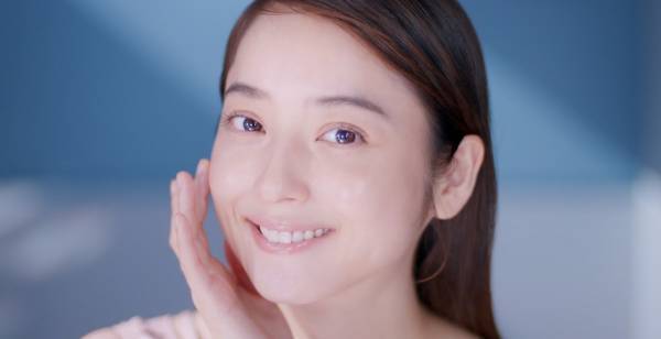 佐々木希、ハリとうるおいに満ちた肌披露　撮影後は笑顔でダブルピース