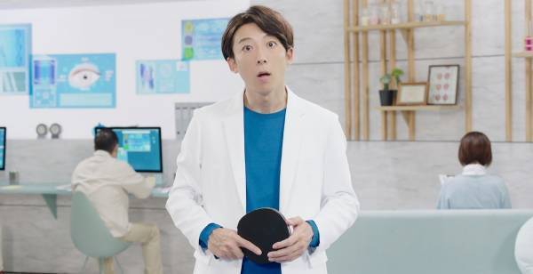 高橋一生、白衣で美しい卓球フォーム披露　“瞳思いラボ”シリーズ最新作