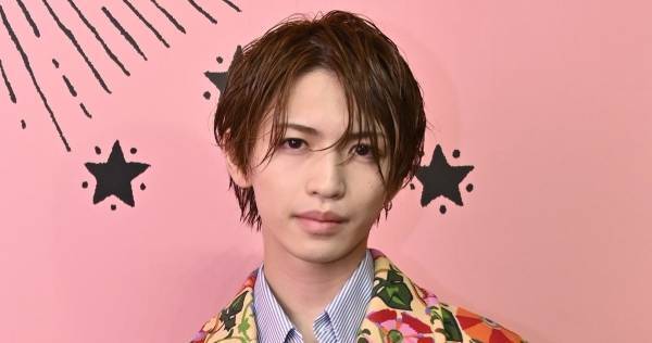 岩橋玄樹、グッチ100周年記念展に来場　花柄ジャケットで華やかに