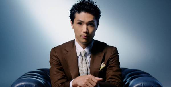 もう中学生、メンズメイクに初挑戦　スーツでキメた“もう大人”に大変身