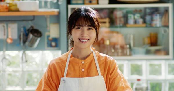 有村架純、“シーチキン食堂”の女将に! エプロン姿で微笑み「ひみつです!」