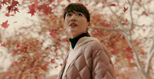 綾瀬はるか、紅葉の中“解放”されたキュートな笑顔　鈴鹿央士と初共演