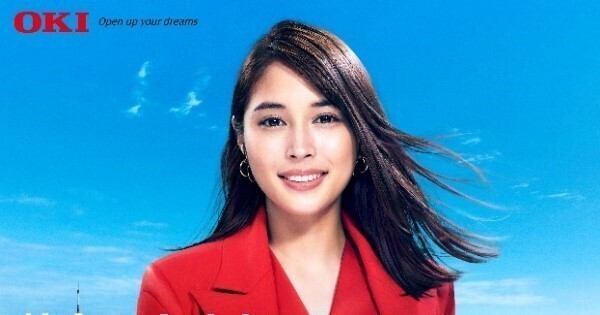 広瀬アリス、赤いスーツで颯爽とウォーキング　スタッフからは拍手も